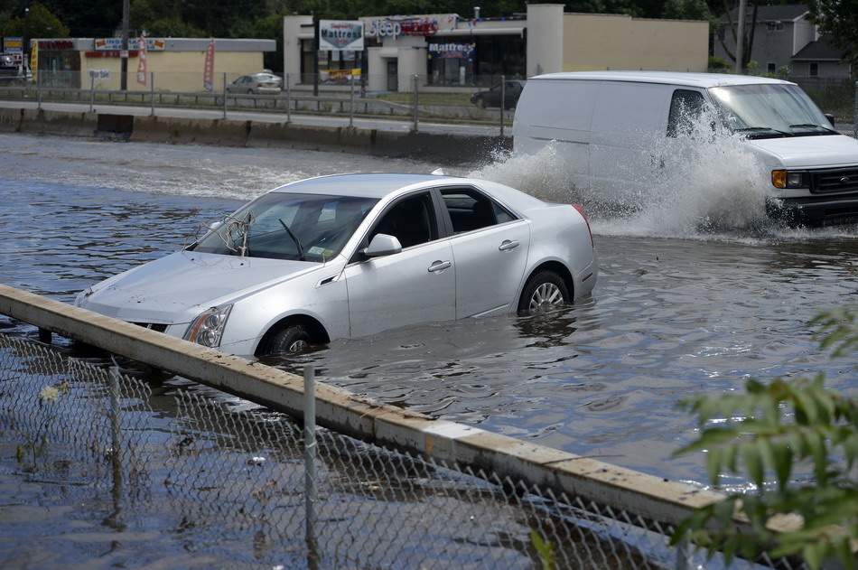 8月13日，美国纽约长岛的一处高速公路因严重积水导致车辆被淹。