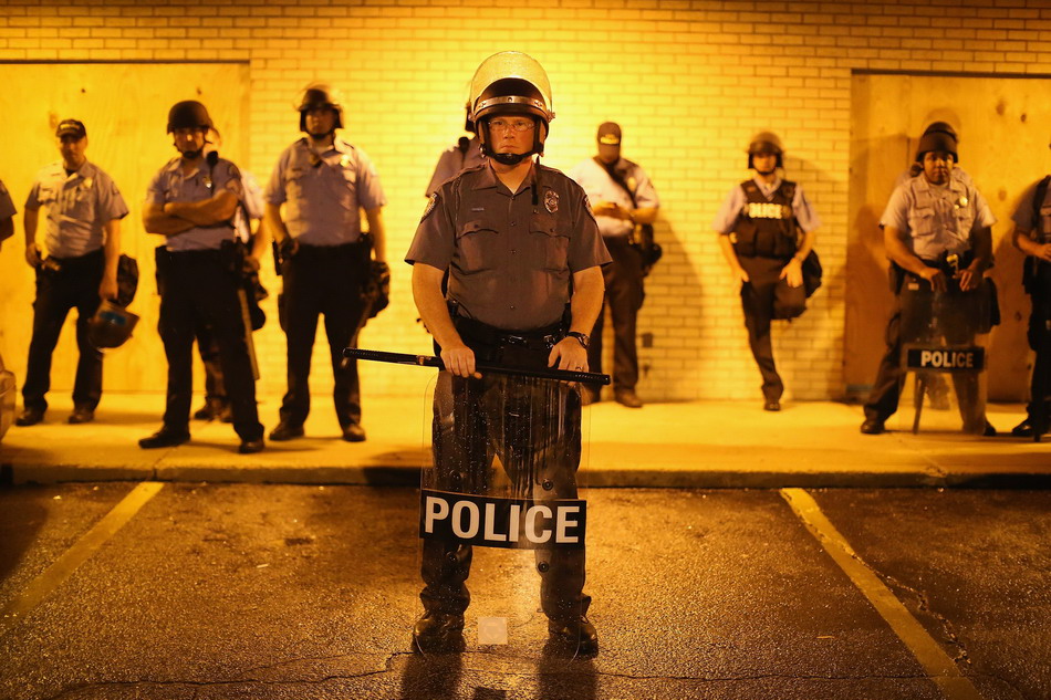  8月16日深夜，警察在美国密苏里州弗格森地区警戒。