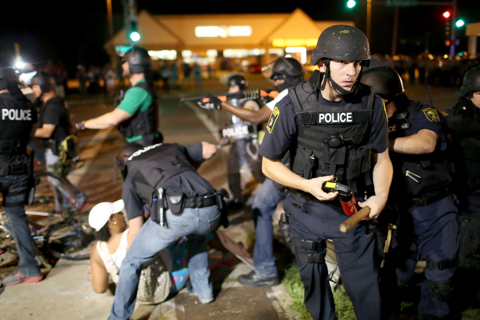  8月18日，在美国密苏里州弗格森街头，警察逮捕一名示威者。