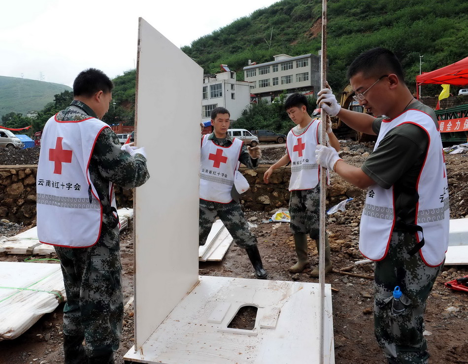  8月19日，红十字会工作人员和志愿者在云南鲁甸地震震中龙头山镇搭建卫生厕所。
