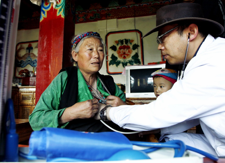 天津市援藏医生到昌都县生格村藏族村民家中开展义诊（8月13日摄）。