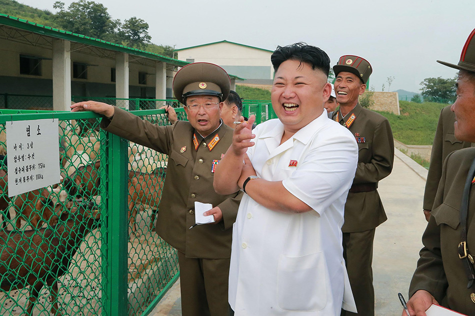 这张朝中社8月21日提供的照片显示，朝鲜最高领导人金正恩（前）视察朝鲜人民军第621号育种场。
