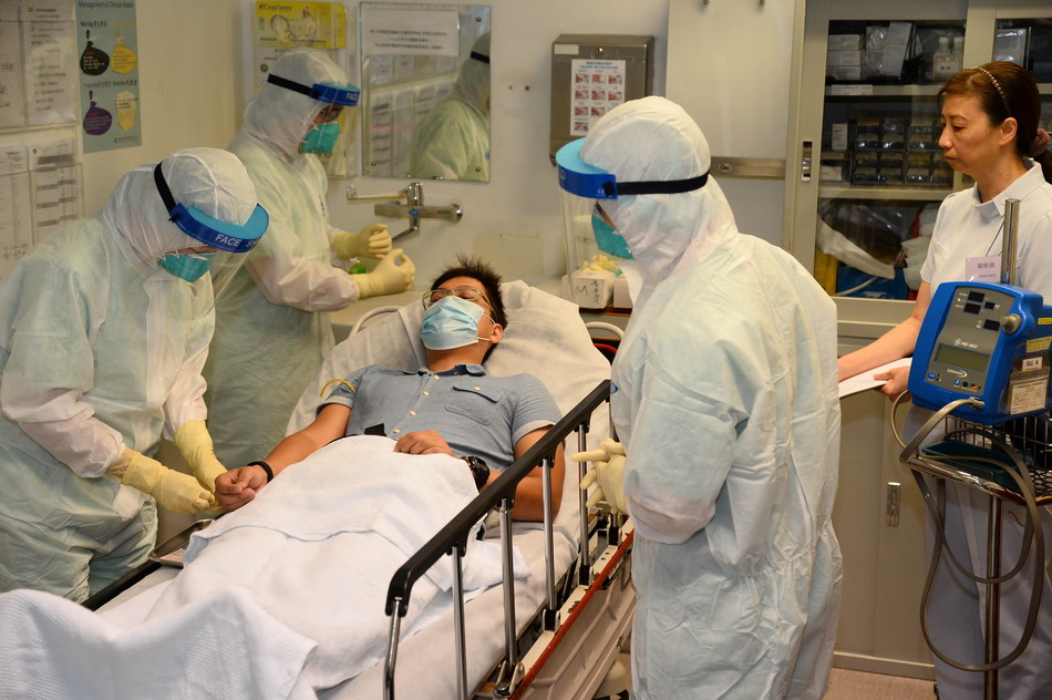 8月22日，澳门特区山顶医院医护人员在演习中为“疑似病人”抽血。