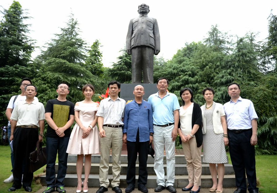  8月22日，在电影《出山》开机仪式上，部分主创人员在邓小平同志雕塑像前合影。