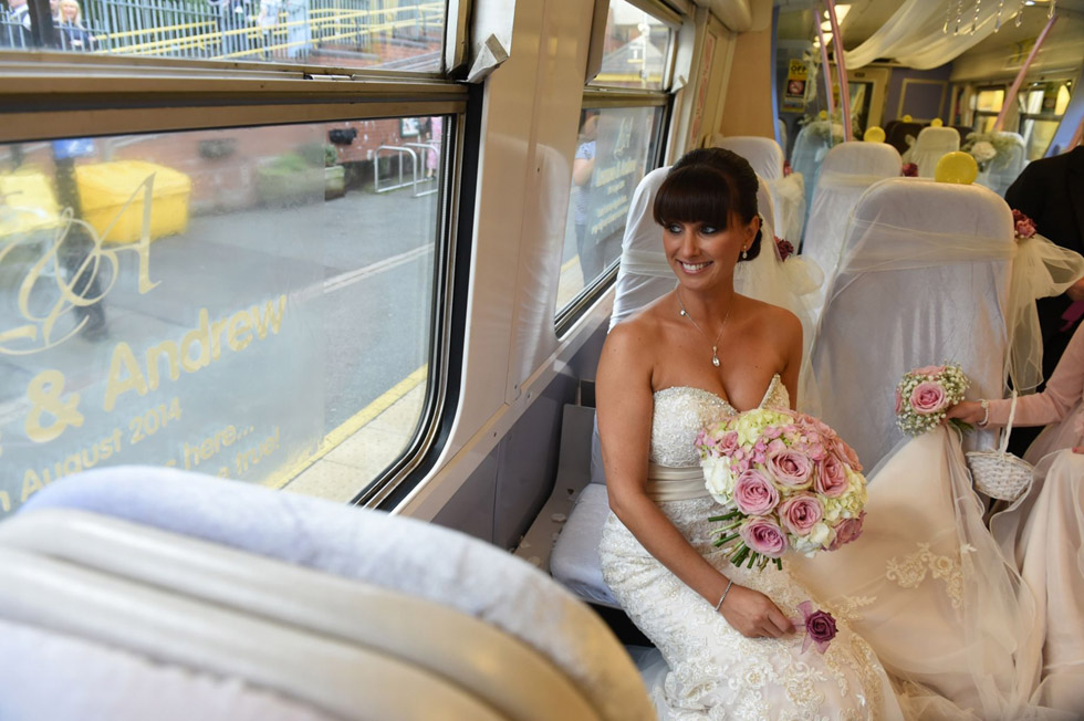 新潮婚礼:英国一新娘乘火车去结婚