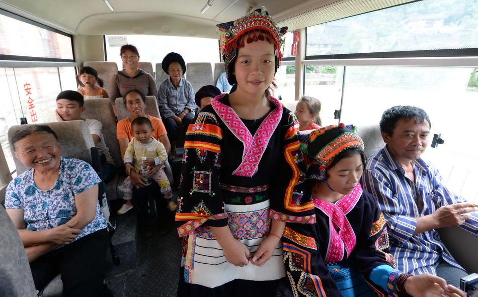  8月25日，乌当区下坝镇谷金苗族村的苗族群众坐中巴客运的首发车进城。
