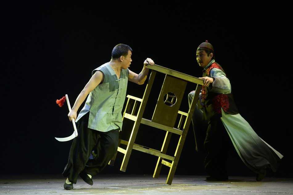  8月25日，宁夏演艺集团秦腔剧院演员在表演秦腔现代剧《狗儿爷涅��》。