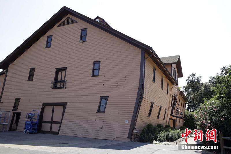 美国加州遭地震袭击 一酒厂现“楼歪歪”