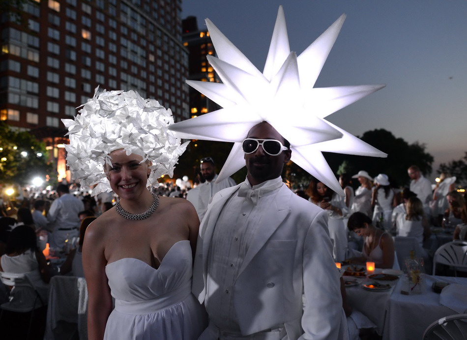 8月25日，在美国纽约洛克菲勒公园，身着白衣的人们参加“白色快闪晚宴”。