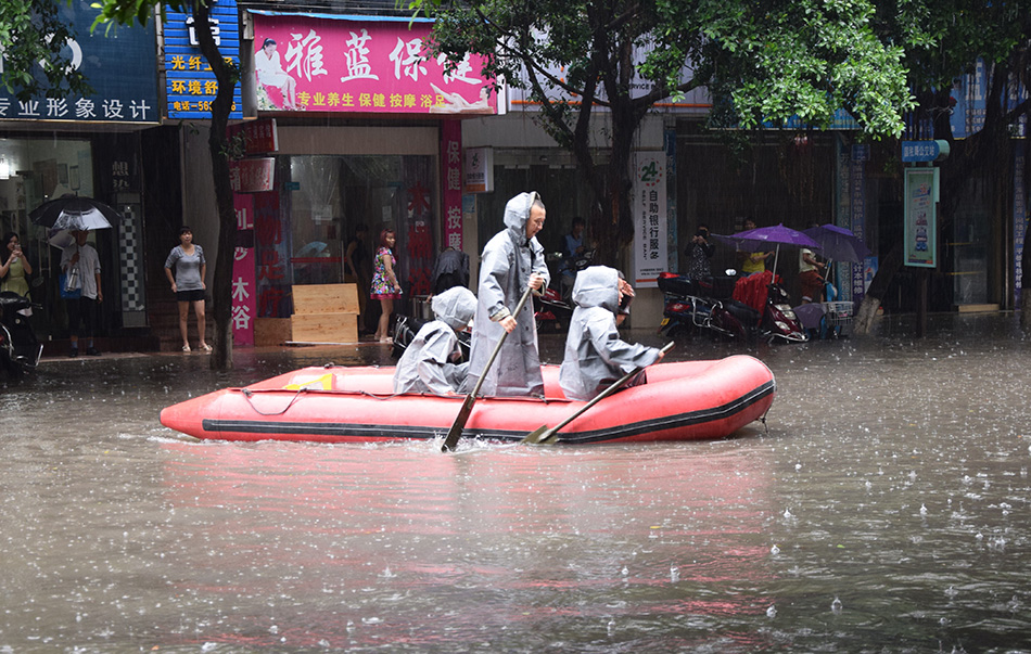 四川岳池遭大暴雨袭击致严重内涝