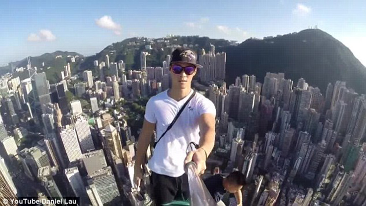 影师爬上香港摩天大楼疯狂自拍 淡定吃香蕉- M