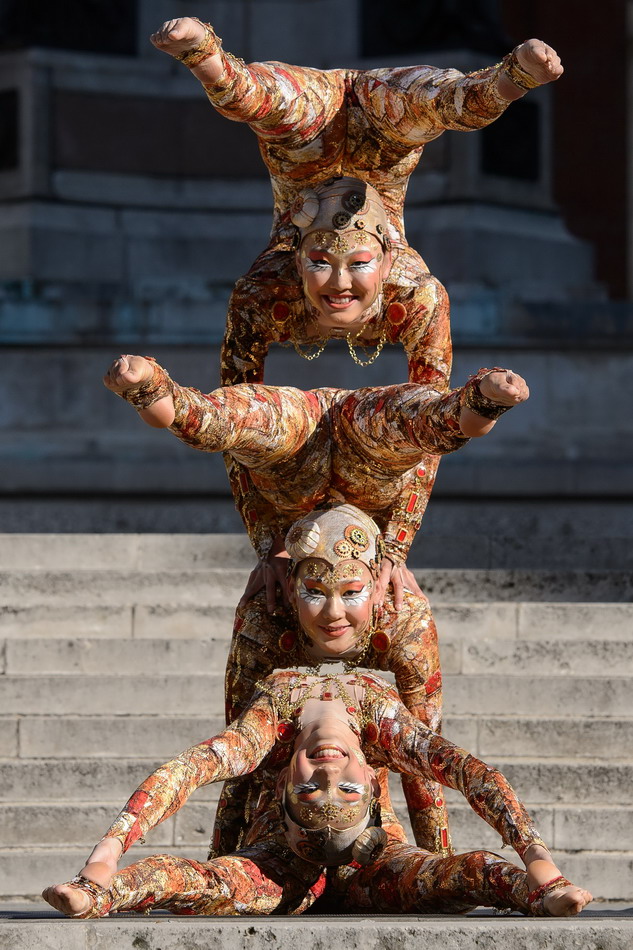  9月2日，在英国伦敦皇家艾伯特大厅外，太阳马戏团成员在记者会上宣传即将演出的节目《Kooza》。