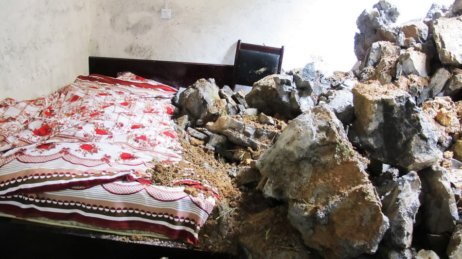 9月2日拍摄的被山上滚下的巨石打垮的巫山县抱龙镇马坪村一居民房。