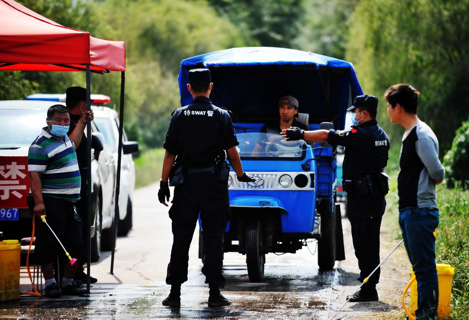  9月2日，警方在黑龙江省双城市周家镇东跃村检查登记过往车辆。