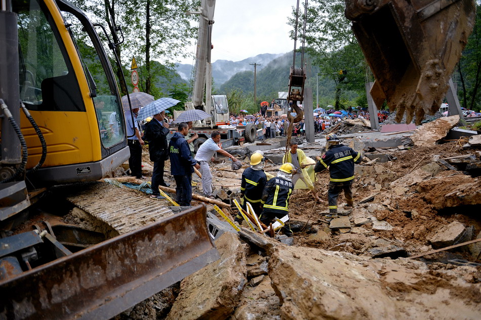 9月2日，湖北恩施消防官兵在209国道黄泥塘段一处地质滑坡处搜救失踪人员。