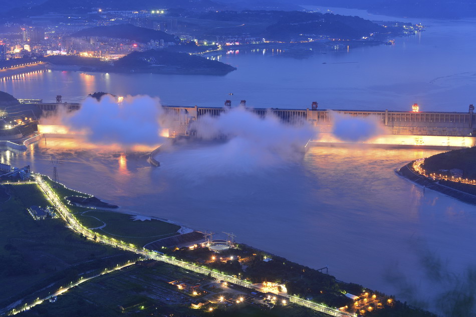  9月2日，江水通过三峡大坝泄洪深孔下泄。新华社发（郑家裕 摄）