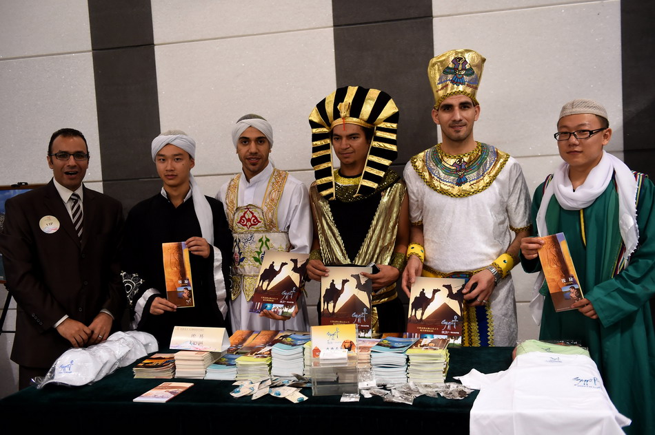  9月2日，埃及驻华使馆工作人员在启动仪式上介绍埃及风情。