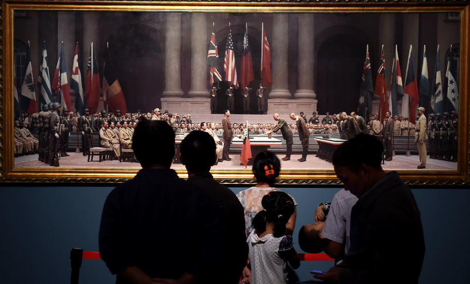9月2日，观众在参观油画《公元一千九百四十五年九月九日九时 南京》。