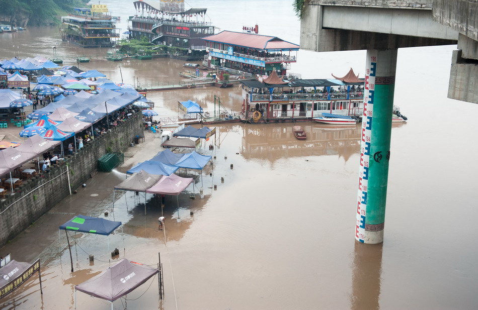  9月3日，嘉陵江洪峰通过重庆主城区时涨水明显，将重庆磁器口古镇临河部分区域淹没。