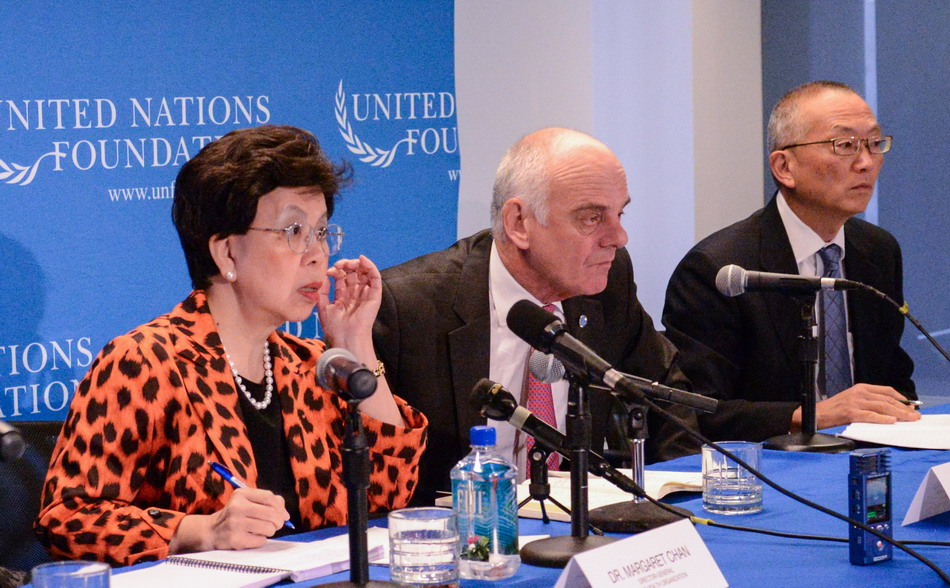  9月3日，世界卫生组织总干事陈冯富珍（左一）在美国首都华盛顿举行的新闻发布会上讲话。