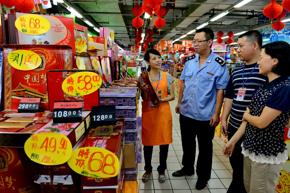  检查组人员在福州市台江区一大型超市向营业员了解中秋月饼公款团购情况（9月3日摄）。