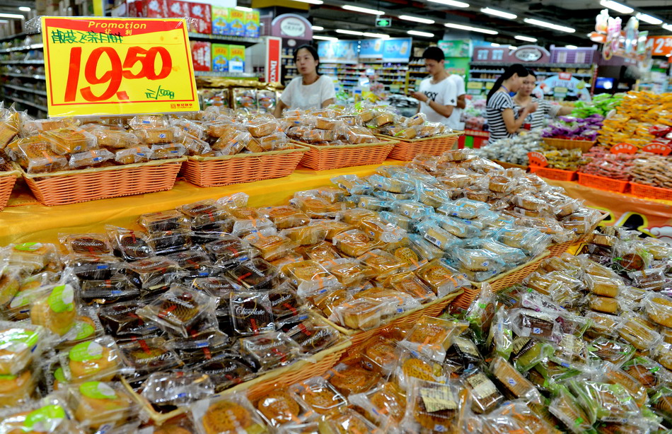 顾客在福州市台江区一大型超市选购散装中秋月饼(9月3日摄.