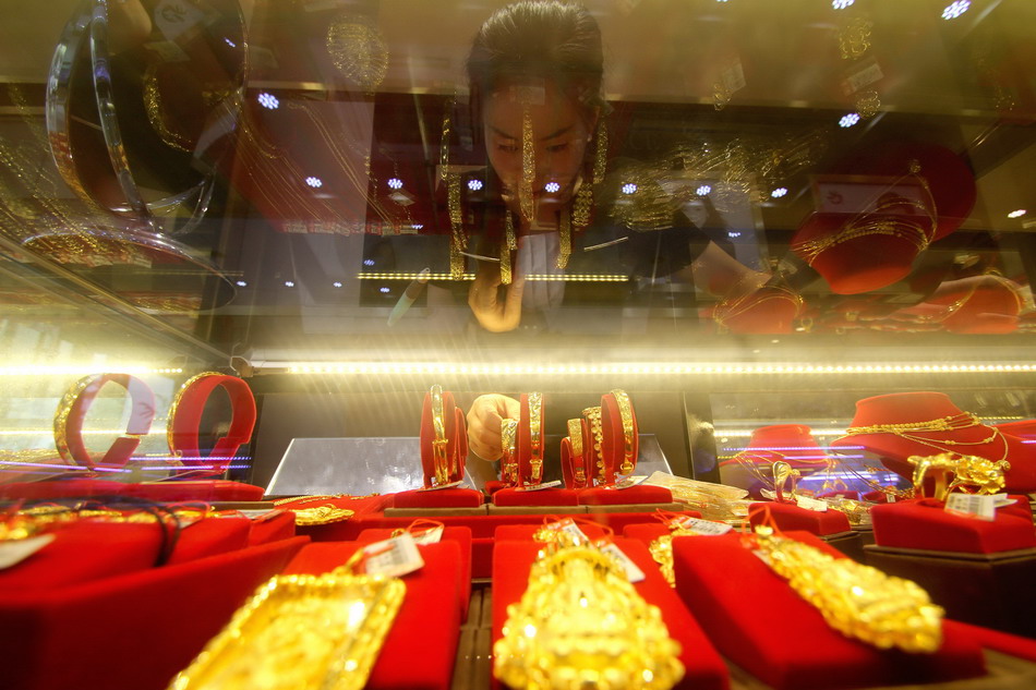 9月3日，山东省临沂市郯城县一家金店的营业员整理金饰。