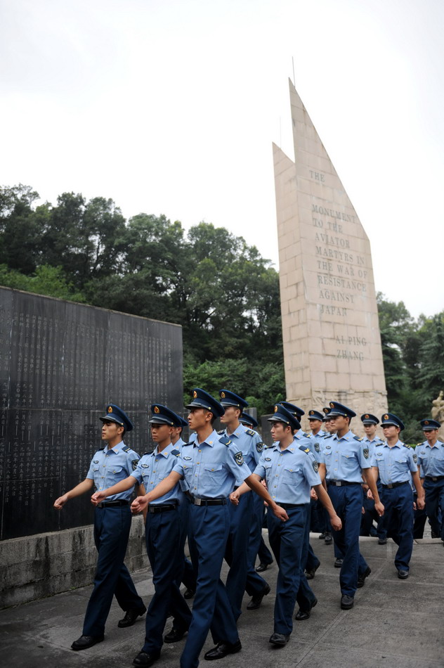  9月3日，驻南京空军官兵来到抗日航空烈士纪念碑碑群间参观。