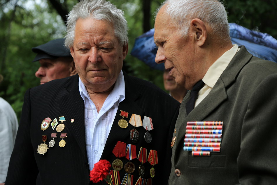 9月3日，两位苏联红军战士在回忆战争岁月。