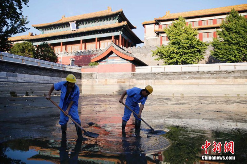 9月4日，北京故宫筒子河排水后留下的垃圾。近日，故宫筒子河启动“洗泥”工程，为保护文物，清淤将全部采用人工挖掘。据悉，这是1998年以来筒子河的首次清淤，“十一”前7600立方米淤泥将全部清理完毕并从北海引水注入。届时，曾拱卫皇家禁苑的“御河”将清澈见底重现碧水绕城的美景。中新社发 韩海丹 摄