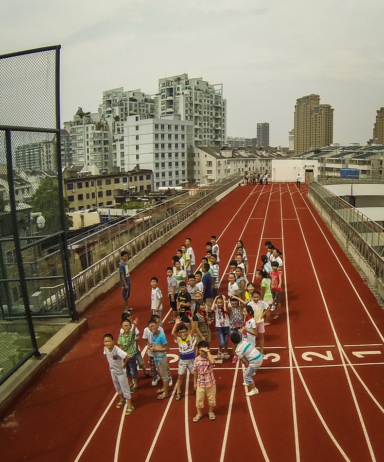 9月3日,浙江省天台县赤城街道第二小学的孩子们在学校的楼顶跑道上