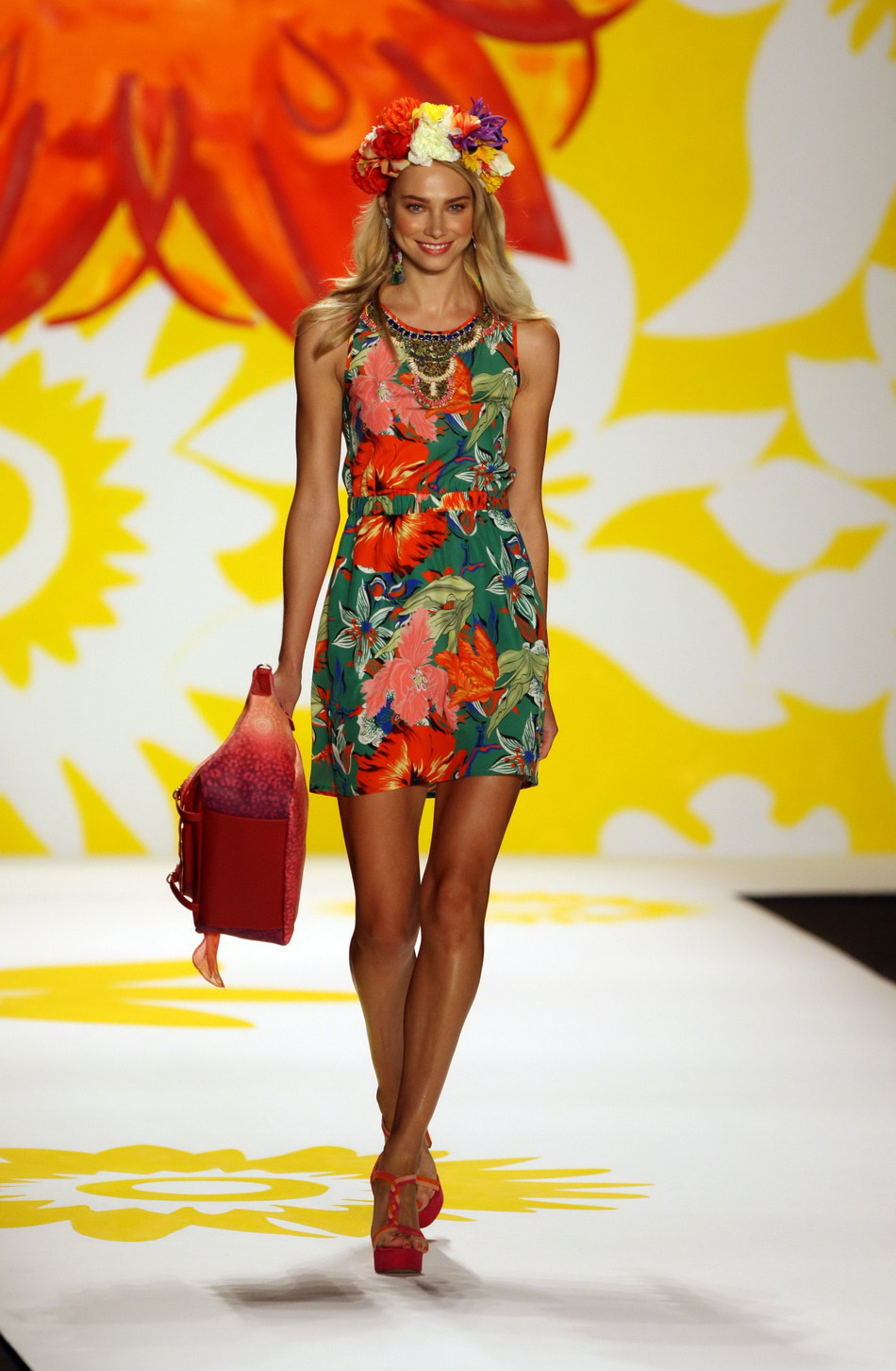  9月4日，在美国纽约林肯中心举行的纽约春夏时装周上，模特展示Desigual品牌时装。