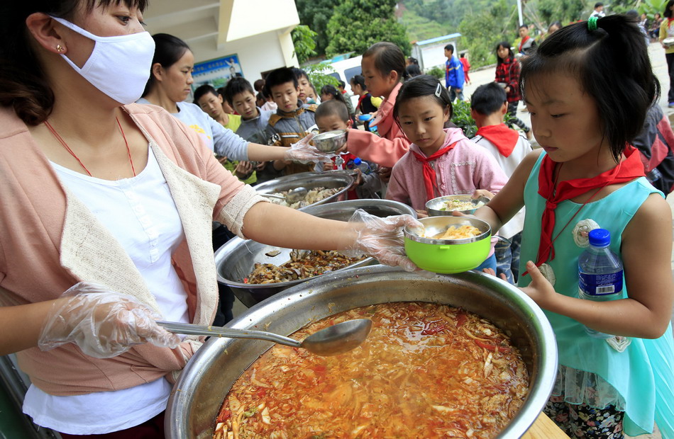 9月4日，云南鲁甸江底乡中心小学的学生在排队领取免费午餐。