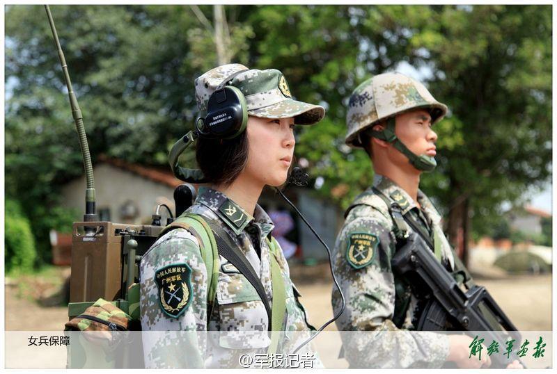 高清:女通信兵背30多斤装备参加演习
