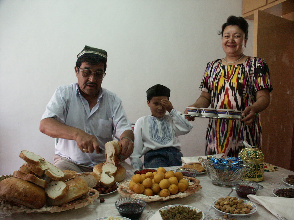 2【乌兹别克族】2002年7月3日,新疆伊宁市,乌兹别克家庭的传统午餐.