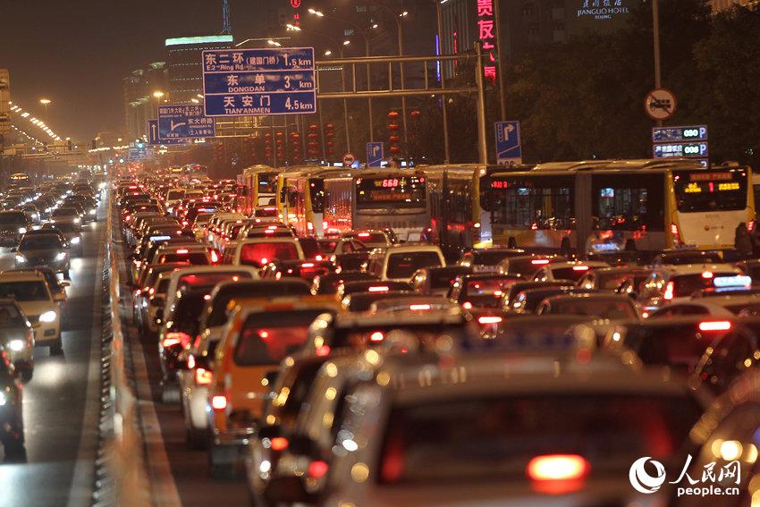 2014年9月28日,北京国贸桥自西向东路段,来往车辆蜗速前行.宋家儒/cfp