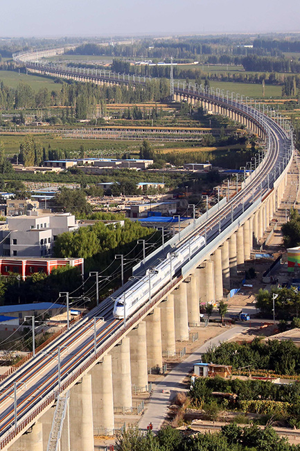一列动车从兰新高铁新疆哈密特大桥上驶过(2014年9月13日摄.