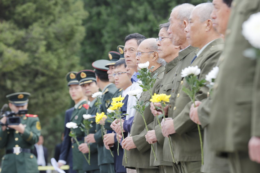 北京八宝山举行公祭烈士活动 老兵动情流泪