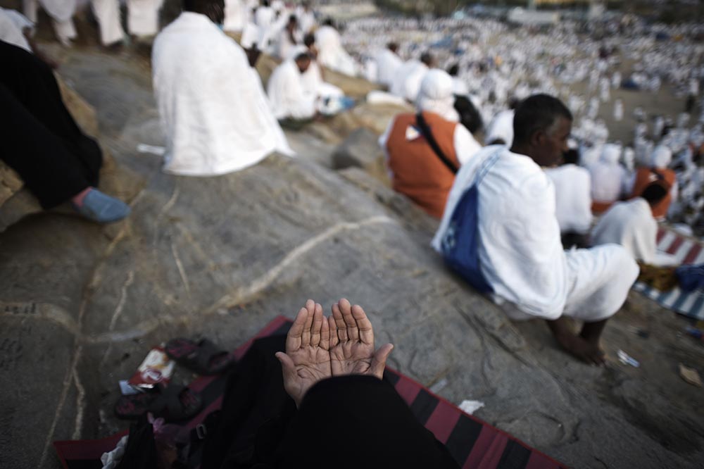 10月3日，穆斯林在沙特阿拉伯西部城市麦加附近的阿拉法特山参加朝觐活动。
