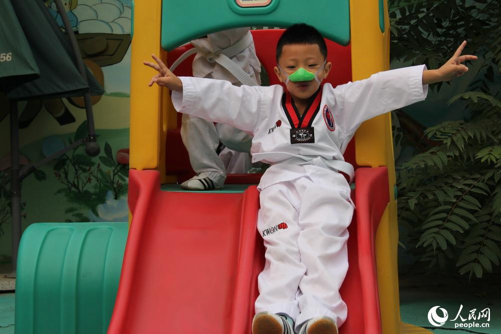 北京部分幼儿园给孩子配备防霾鼻罩