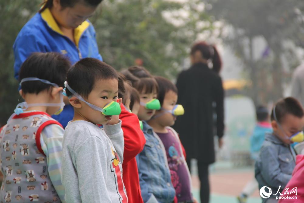 北京部分幼儿园给孩子配备防霾鼻罩