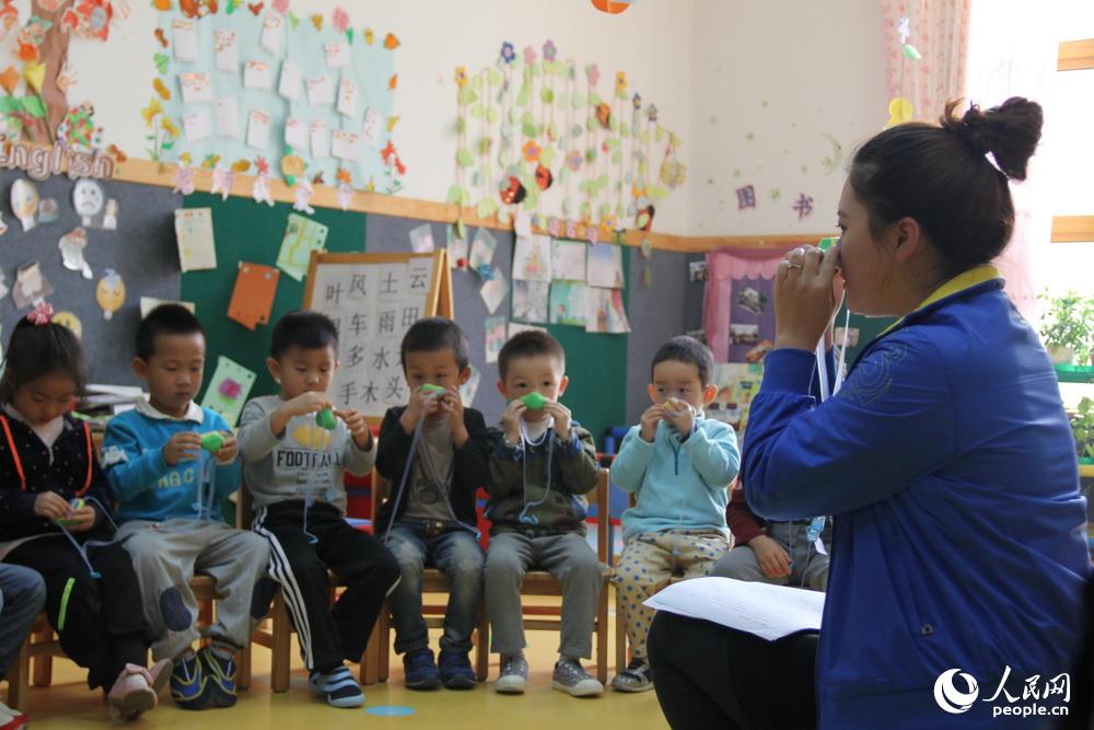 北京部分幼儿园给孩子配备防霾鼻罩- Micro Re