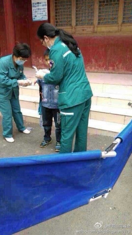 医护人员给男孩包扎伤口。