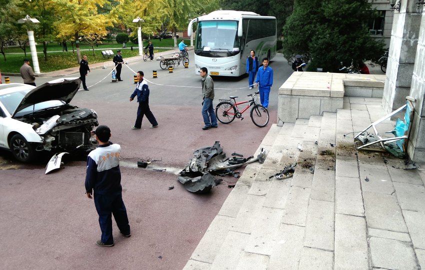 北京:教师开车撞上教学楼 校方称为躲避学生