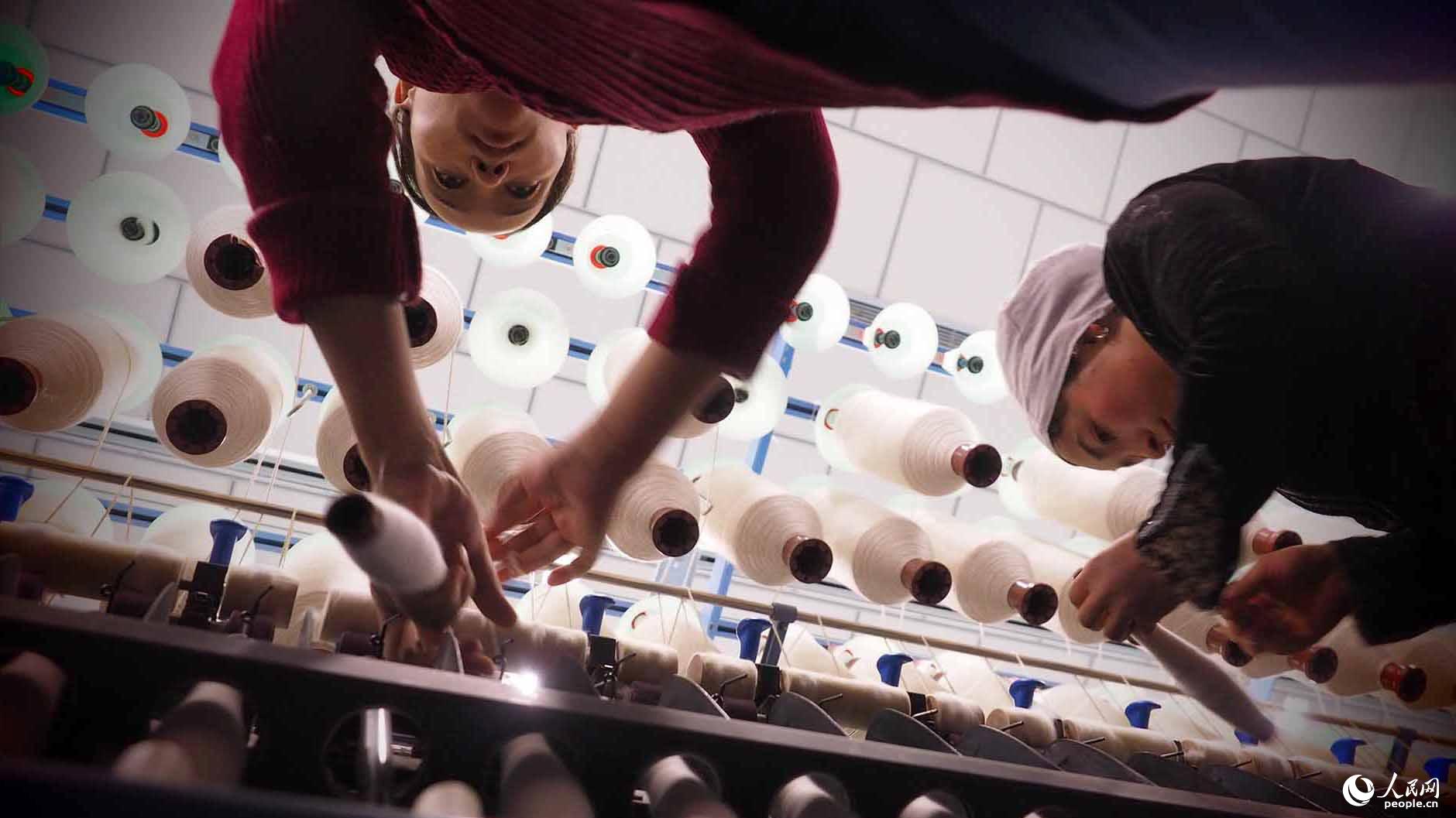 该市工业园已申请国家级经济技术开发区。在前海棉纺织公司，过去一直无业在家的维吾尔族妇女，如今经过培训，进入工厂，平均每月能收入3000多元。该公司日前启动的15万锭全精梳项目，预计可解决1200个直接就业岗位，创利润4000万。