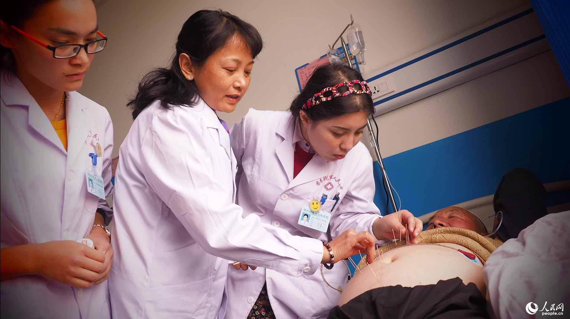在广东援疆专家手把手地指导下，市医院年轻的维吾尔族女医生业务水平提高很快。有了这样持续稳定的培训和发展平台，越来越多的女大学生毕业后，主动回到边疆扎根。