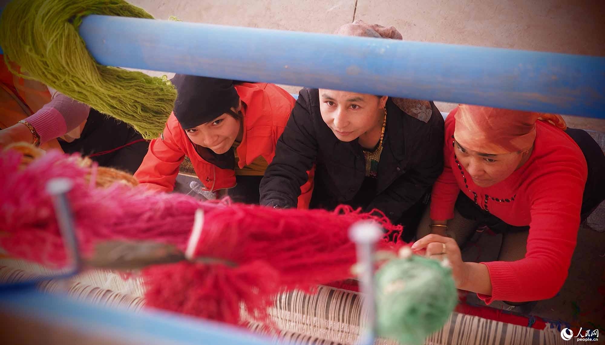 53团拓宽职工增收渠道，投资建设了民族手工艺厂，扶持有一技之长的维吾尔族妇女带领姐妹们创业。