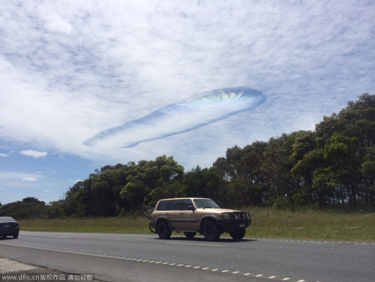 澳大利亚上空现罕见雨幡洞云 外形酷似宇宙飞船【2】