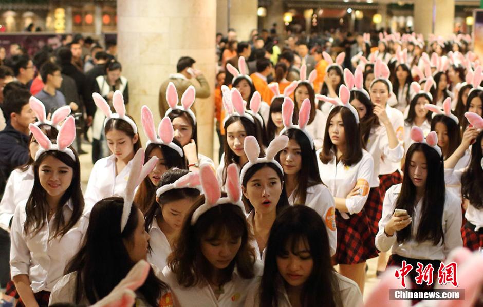 11月11日晚，一百位统一打扮的“兔女郎”现身南京新街口，逛街看电影玩快闪，走到哪里都被围观。 泱波 摄