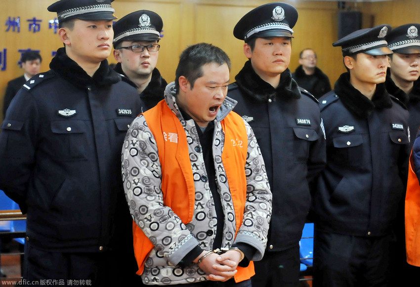 安徽滁州两毒枭一审被判死刑 毒贩现场听审打哈欠 【3】--图片频道--人民网
